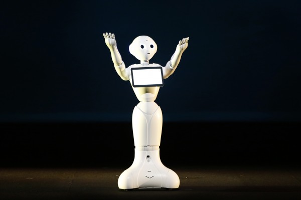軟銀開發的仿人機器人「Pepper」預計明年2月上市。(路透)