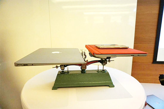 Surface Pro 3 在台亮相時,就直接拿了 MBA 來做重量比較(左:MBA,右 Surface Pro 3 +手機)