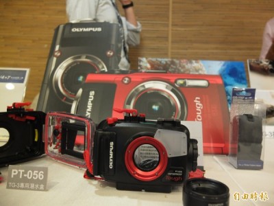 台北多媒體展，相機廠主推防水相機，其中Olympus TG-3搭配潛水盒後，可潛水達45公尺。（記者陳炳宏攝）