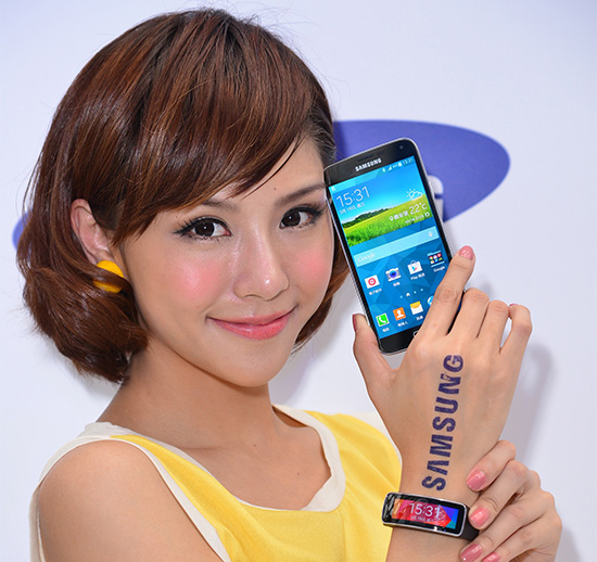 Samsung 將會提供圖中的 Gear Fit 給 Trek 記錄選手體能變化