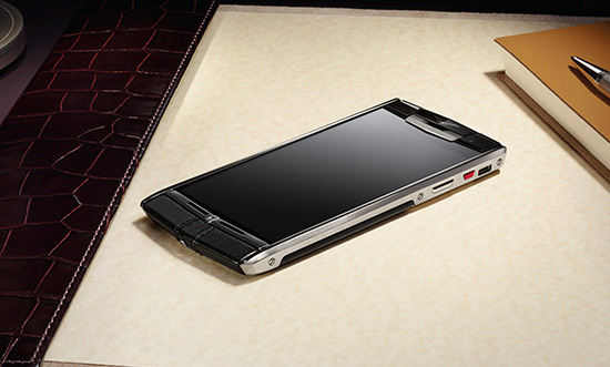 Vertu 將會以圖中的 Signature Touch 為基礎打造首款 Bentley Collection 奢華手機,圖片提供:Vertu