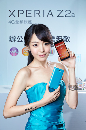Xperia Z2a機背圓弧收邊突顯其柔順美感,背蓋則是以半透明質感使Logo字體懸浮在背蓋上呈現漂浮的視覺效果,並推出全新色彩-土耳其藍,耀眼奪目