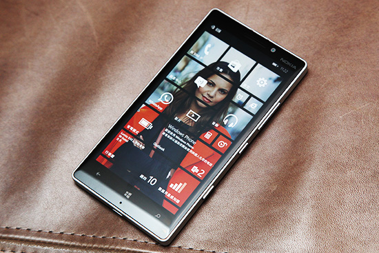 Microsoft 今天在台灣發表全新 Lumia 930,建議售價 1 萬 8900 元