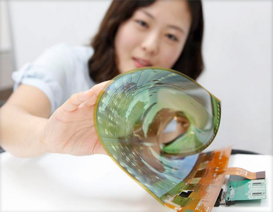可彎曲的 OLED 電視面板,最多可捲至半徑 3 公分的大小,圖片來源:LG Display