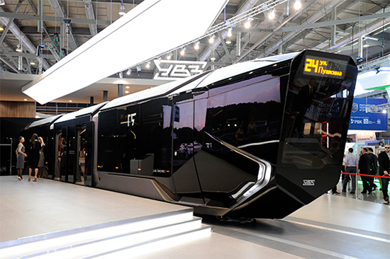 車頭採用向前傾斜設計的 R1 路面電車,圖片來源:UVZ
