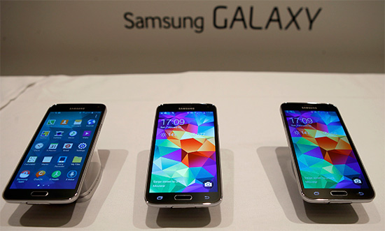 傳 Samsung 將推出圖中 Galaxy S5 的降階版本 Galaxy S5 Neo,圖片來源:路透社