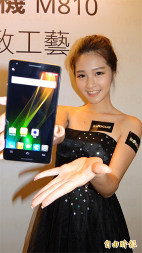 郭董牌機皇InFocus M810,明日開賣,售價9988元。(記者吳佩樺攝)