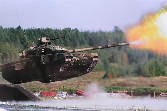 隸屬于俄羅斯隊的 T-90 AM 戰車在高速飛馳時同時射擊!畫面擷取自 Sploid 網站
