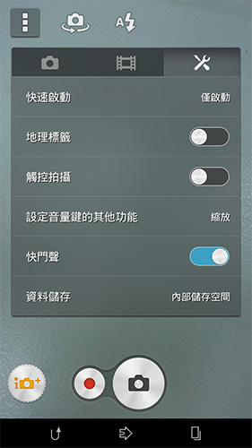 機身上的實體快門鍵具備快速啟動功能,即使在水下也能輕鬆用音量鍵調整縮放、快門鍵拍攝。