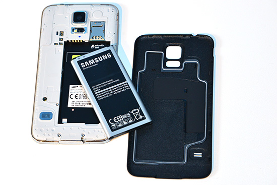 GALAXY S5 具可拆式背蓋,讓使用者可更換電池,打開後可以看見防水膠條設計。