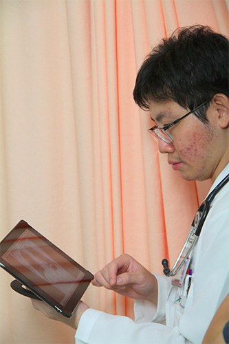 以後醫生拿著平板看病將可能成為常態，本報記者邱宜君攝影