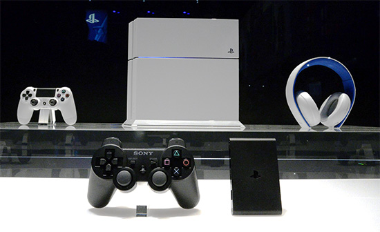 PlayStation TV(前右)可以跟後方中央的 PlayStaion 4 主機結合使用,圖片來源:歐新社
