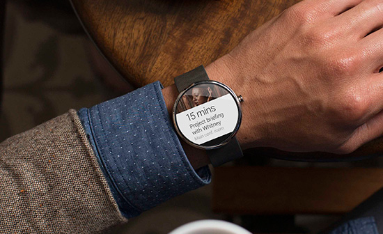 Google 將贈送一人一隻圖中的 Moto 360 智慧手錶給 Google I/O 的與會者,圖片來源:路透社