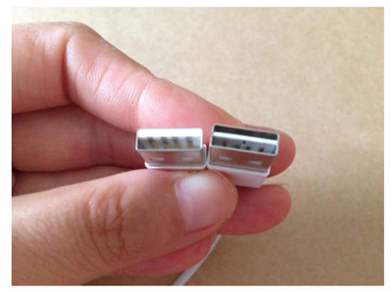 左方目前的 USB 接頭,右方則是 Apple 將推出的雙面 USB 接頭,畫面擷取自 slashgear 網站