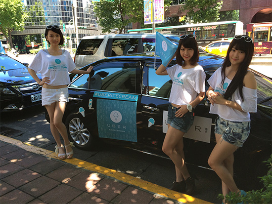 叫車APP Uber也趁勢結合車隊優勢,與冰品業者合作,推出送冰到府的服務。民眾只要滑滑手機就可以叫來一台冰淇淋車,直接幫你送上冰涼的冰淇淋。(記者甘芝萁攝)