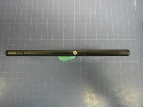 機身右側,畫面擷取自 Xperia Blog 網站
