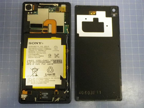 卸除背蓋後可見內建電池,畫面擷取自 Xperia Blog 網站