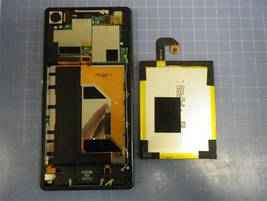 移除電池模組後,畫面擷取自 Xperia Blog 網站