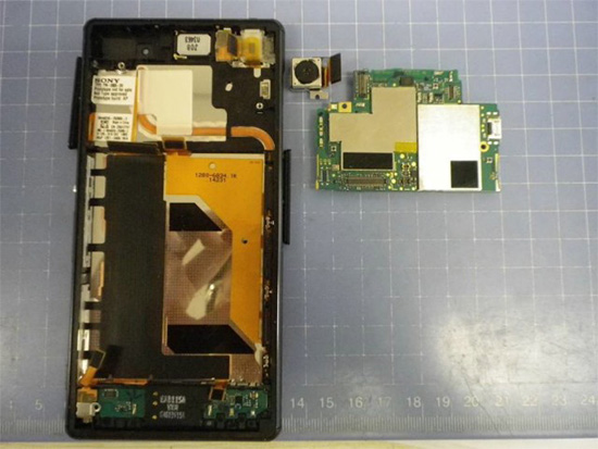 移除相機模組,畫面擷取自 Xperia Blog 網站
