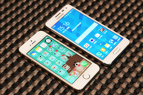 跟同樣採用金屬機身的 Apple iPhone 5S 對比