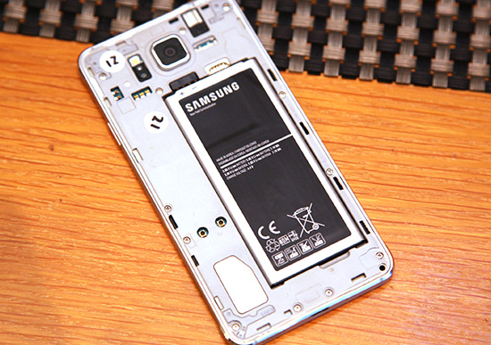 採用 1860 mAh 電量的可換充電電池設計