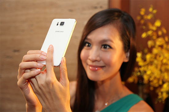 Galaxy Alpha 在相機部分內建自拍美肌模式