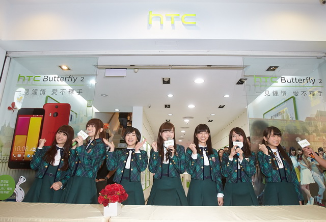 HTC Butterfly 2產品大使乃木坂親臨HTC專賣店。(宏達電提供)
