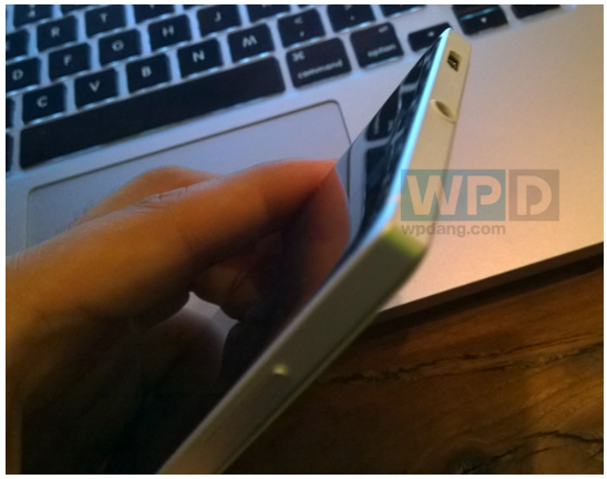 跟 Lumia 930 相同的金屬外框設計,畫面擷取自 Wpdang 網站