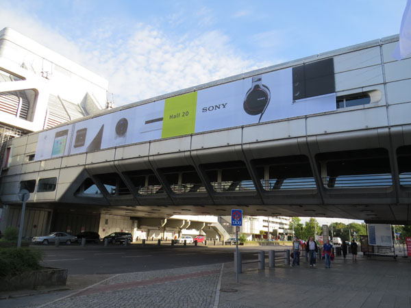 柏林會展中心(Messe Berlin)旁的天橋,掛起巨幅SONY廣告。(記者甘芝萁攝)