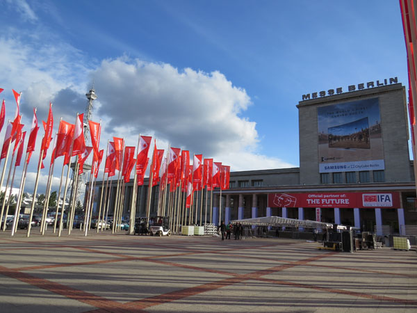 歐洲最大消費電子展(IFA)即將在柏林會展中心(Messe Berlin)舉辦,會展中心北邊入口廣場前牆壁,掛起三星新推出的曲面電視廣告。(記者甘芝萁攝)