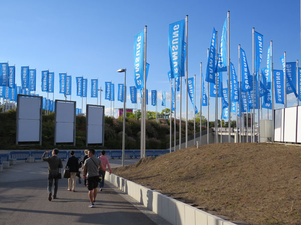 三星電子今年在柏林會展中心(Messe Berlin)的新館(City Cube)展示旗下新品,圖為City Cube周為豎立起的多面三星旗幟。(記者甘芝萁攝)