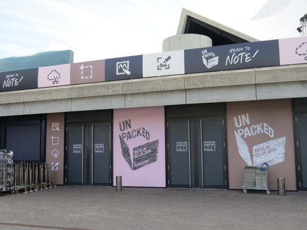 三星電子將在柏林 Tempodrom 音樂廳舉辦UNPACKED發表會,預料將發表GALAXY Note 4。會場各門口已佈置好UNPACKED的標示。(記者甘芝萁攝)