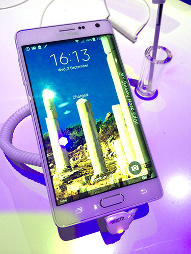 Galaxy Note Edge 採用 5.6 吋 Super AMOLED 螢幕,解析度為 2560  x 1440 + 160 (本報記者甘芝萁攝影)