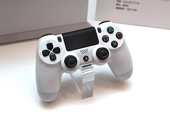 可支援手機遊戲的 DualShoc 4 無線控制器