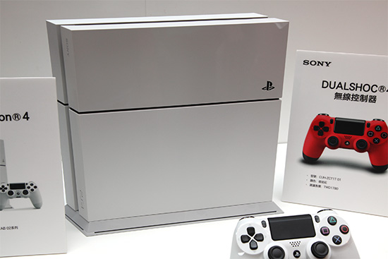現場同時展示 PlayStation 4 冰河白版本