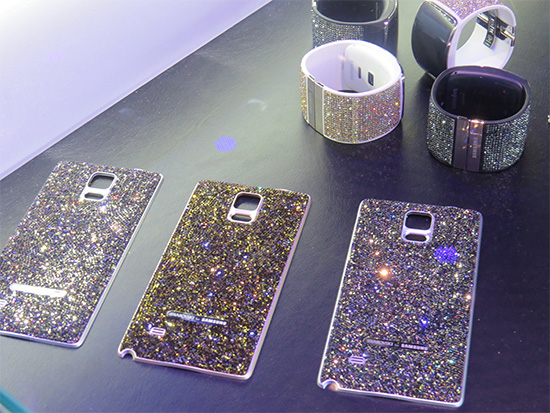 Samsung 與 Swarovski 合作,推出水晶背蓋與特殊版的 Gear S 智慧手錶,本報記者甘芝萁攝影