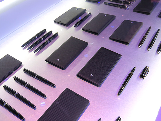 與 Montblanc 合作推出翻蓋式手機皮套及觸控筆,本報記者甘芝萁攝影