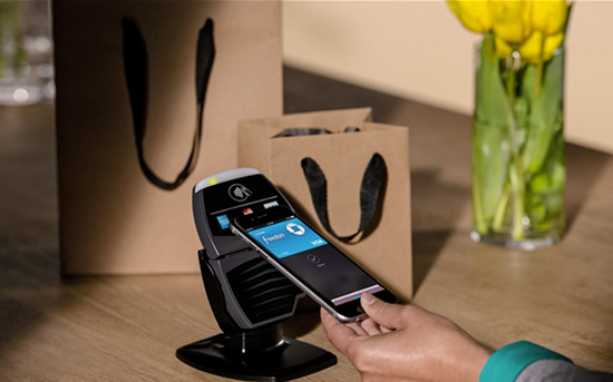 Apple Watch 並支援 Apple Pay 行動支付功能