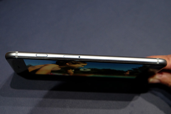 iPhone 6 Plus 機身右側