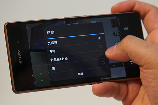 並且提供參考格線等進階拍照功能