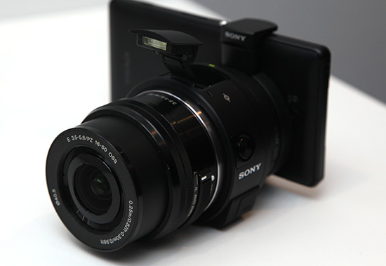 跟前輩 QX10/100 相同,具有可以安裝在機身背面的夾具