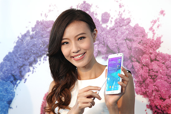 Galaxy Note 4  預計將會有四個顏色在台上市,分別是酷碳黑、冰霜白、古銅金、櫻花粉(此為冰霜白)