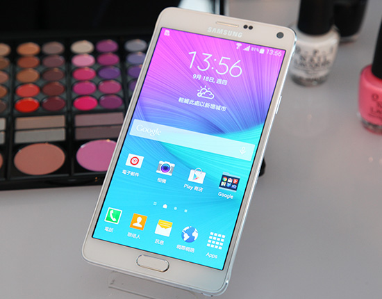 Note 4 採用 5.7 吋 QHD (2560 x 1440)解析度 SuperAMOLED 螢幕