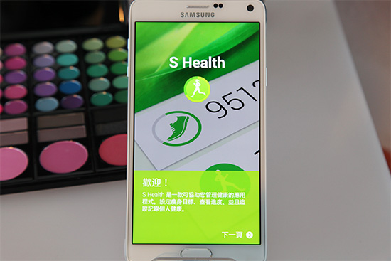 Note 4 內建多樣化的健康管理工具 S Health,包括心跳偵測、血氧飽和度偵測、壓力偵測、健康教練、紫外線感測等功能