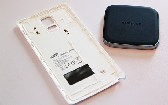Samsung 將提供給預購消費者的無線充電組,黑色為無線充電器、白色部分為背蓋