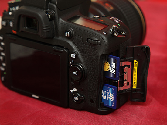 D750 提供雙 SD 卡插槽，具有延伸容量、備份等不同儲存設定