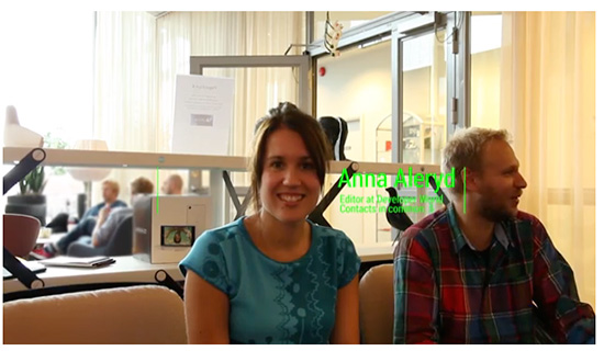 可看出  SmartEyeglass 採用單色資訊顯示的方式