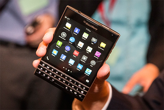 Blackberry 明天將開賣的 Passport 新機,圖片來源:路透社