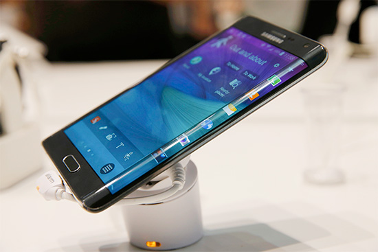 推估 Samsung Galaxy Note Edge 若在台上市,售價應會破三萬台幣!圖片來源:路透社