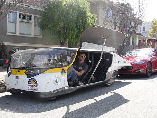 可乘坐四人的 Stella 太陽能車,圖片來源:法新社